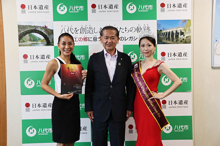 左から2021熊本大会ブリリアント部門グランプリの岡﨑千尋さん、中村市長、山本奈知さん
