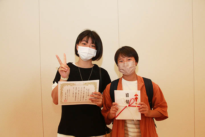 高校生の部で優勝した福山さん（左）と進さん（右）