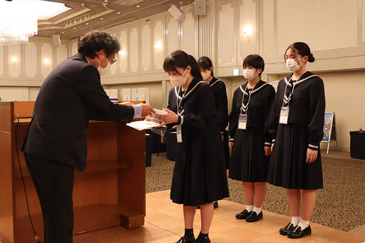 同会の村田眞一郎代表幹事から修了証が手渡されました
