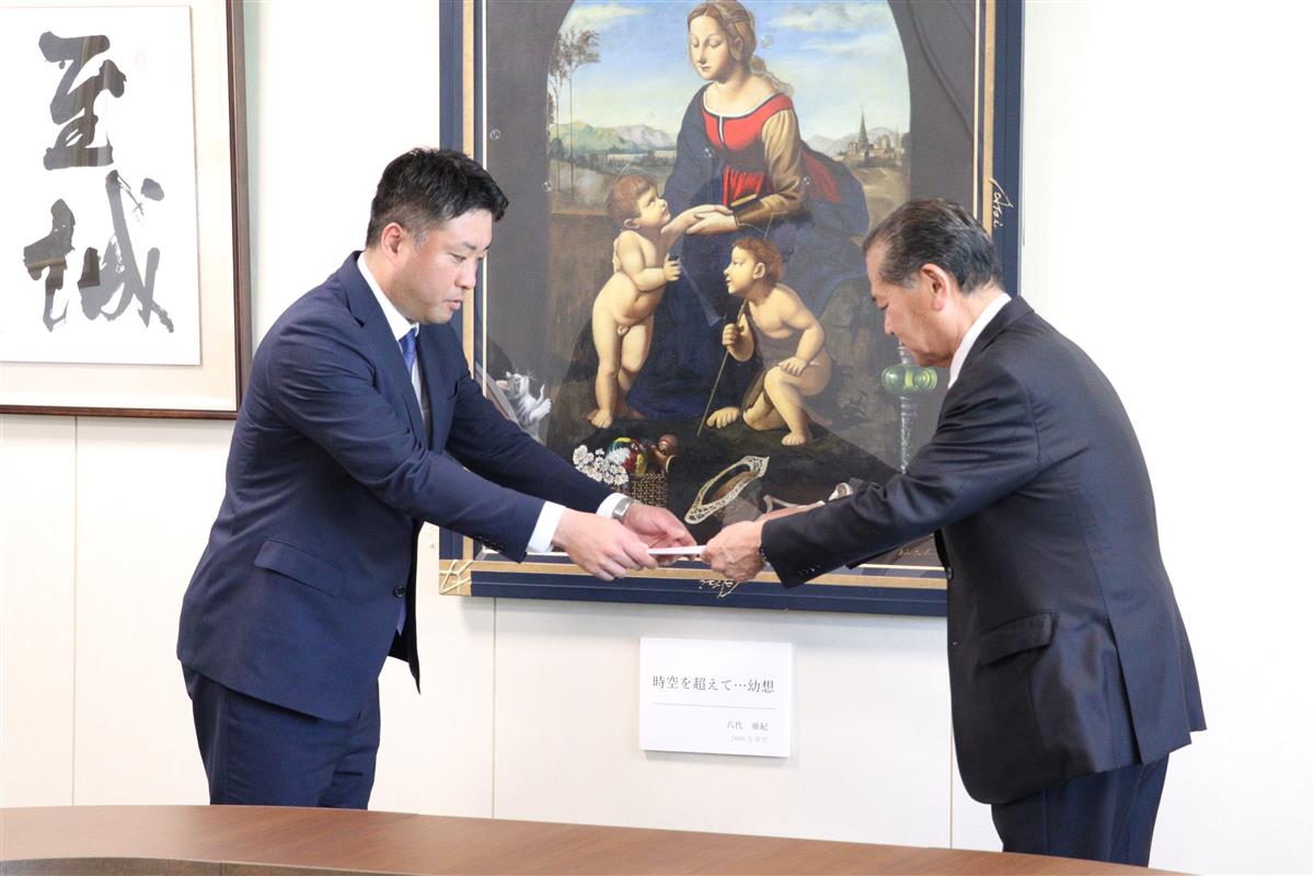 中村市長から委嘱状を受け取る亀井氏（左）