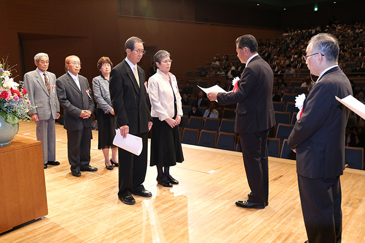 ▲熊本日日新聞社の松永幹夫常務取締役と中村博生市長が表彰状を授与