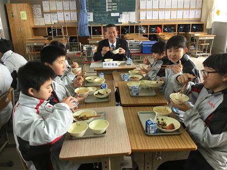 給食週間に伴う第七中学校生徒との給食会食