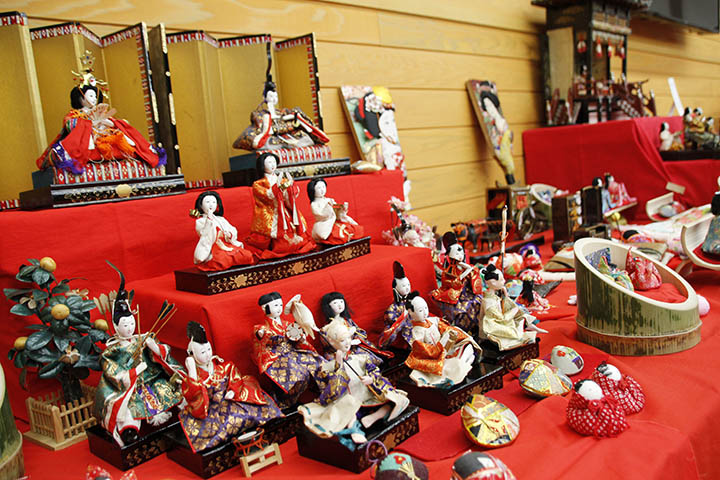 各会場ではさまざまなひな人形やひな道具が展示