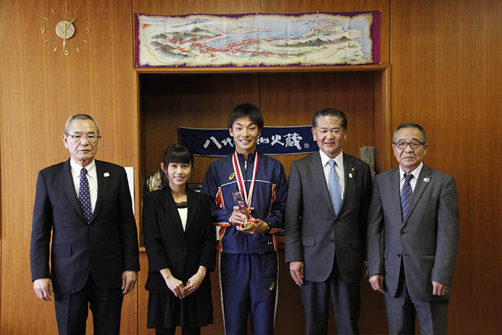 優勝報告に訪れた古川さん（中央）と岩村さん（中央左）