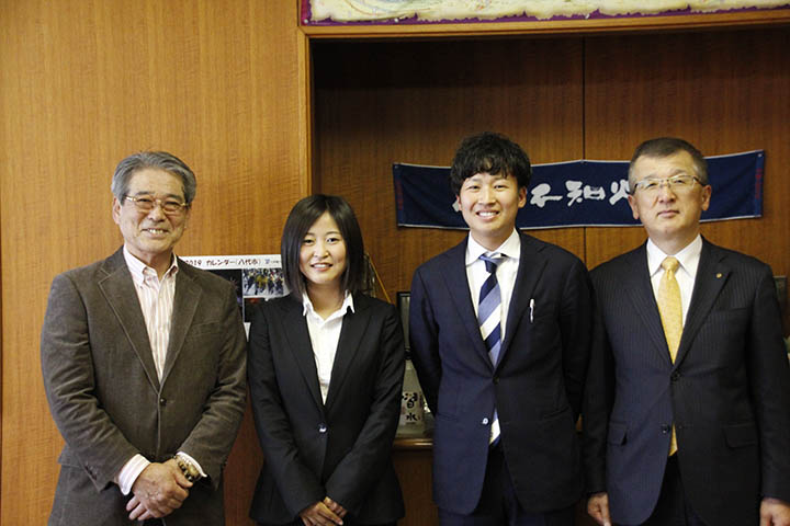 左から林研一会長、山本優羽さん、木庭魁太郎理事長、田中副市長