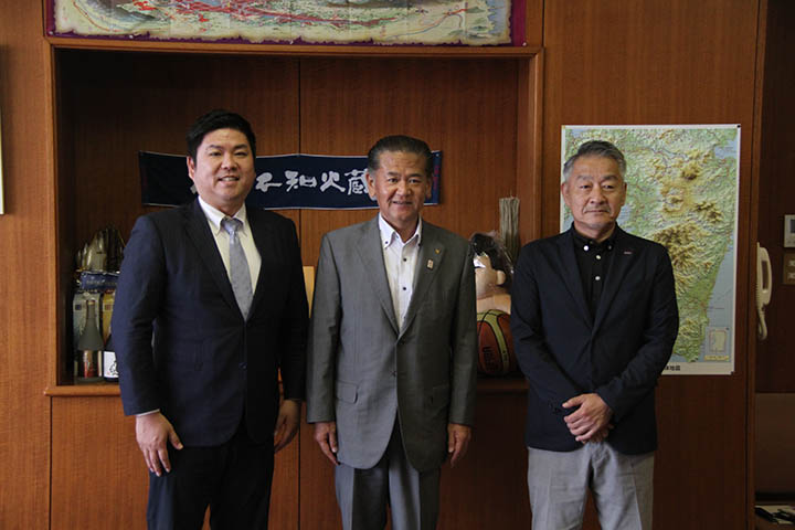 左から湯之上代表取締役社長、中村市長、北園営業部長