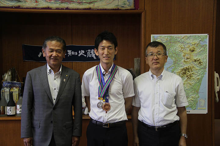 左から中村市長、垣田さん、田中副市長