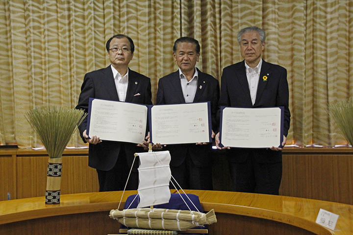 左から重松代表取締役社長、中村市長、藤本町長