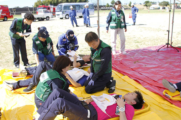 応急救護所運用訓練では救出された被災者をトリアージし、応急処置をしました　
