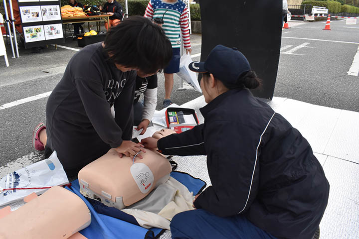 AEDの使い方を学ぶ参加者
