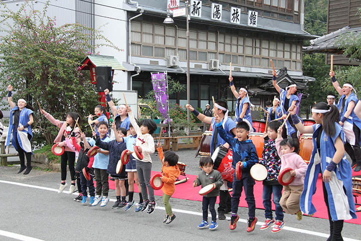 子どもたちも参加した秀岳館高校雅太鼓の演奏