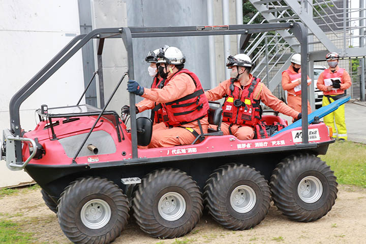 要救助者を迅速に運ぶための水陸両用バギー
