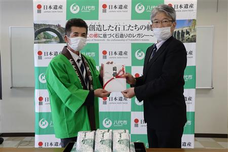 目録を手渡す松田会長（左）と福島副市長（右）