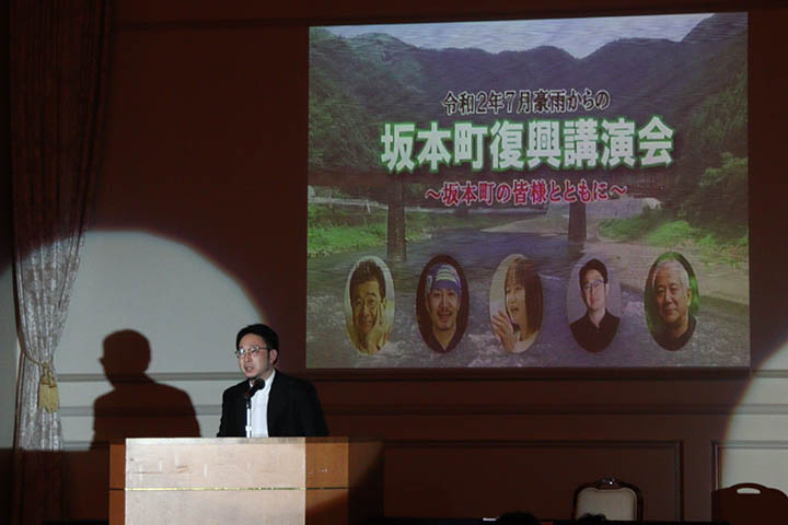 坂本町復興講演会で映画撮影についての思いを話す遠山昇二監督