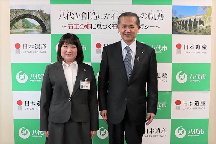 上野さん(左)と中村市長(右)