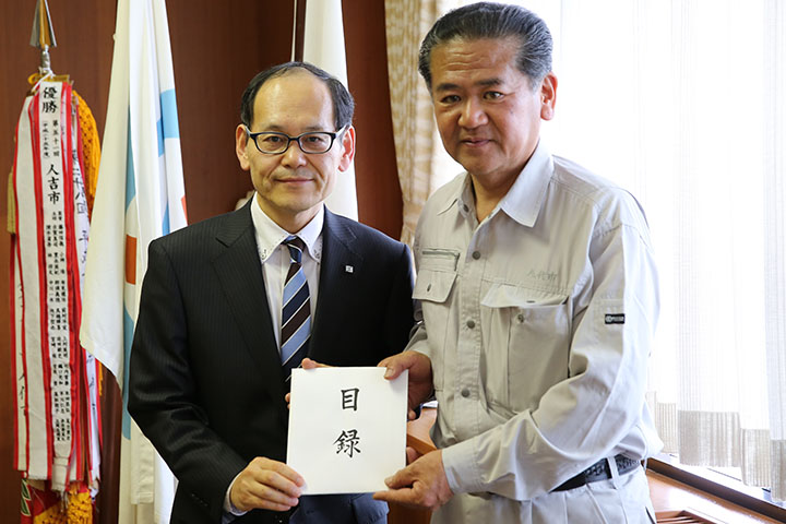 日本製紙内海取締役執行委員から中村市長に目録が手渡された