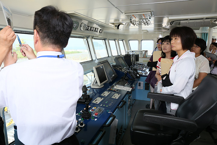 海洋環境整備船「海煌」の説明を受ける参加者
