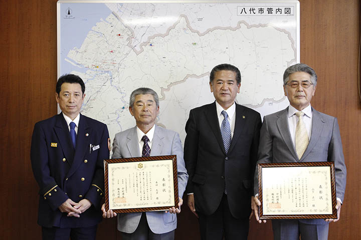 表彰を受けた山下正一さん（一番右）と本田久幸さん（左から2番目）