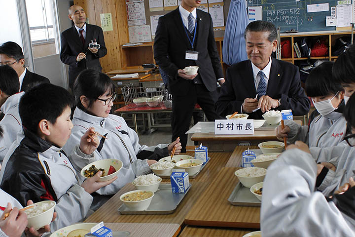 市長と給食を食べる生徒たち