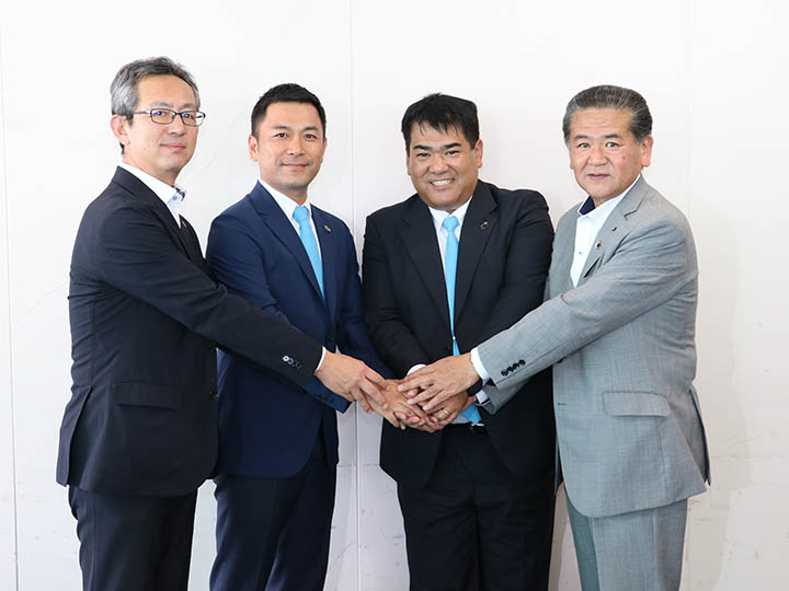 左から県新産業振興局村井局長、MIRAIBAR高島会長、同社玉水CEO、中村市長