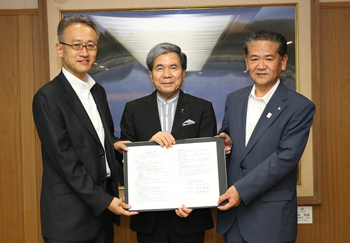 日本マイクロバイオファーマとの立地協定調印式