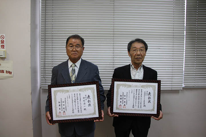 表彰を受けた中村さん（左）と友枝会長（右）