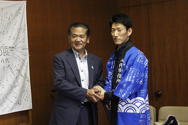 中村市長から法被を贈られた垣田さん（右）