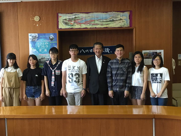 中村博生市長を表敬訪問した基隆市と本市の短期留学生
