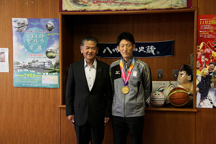金メダルを獲得した垣田さん（右）