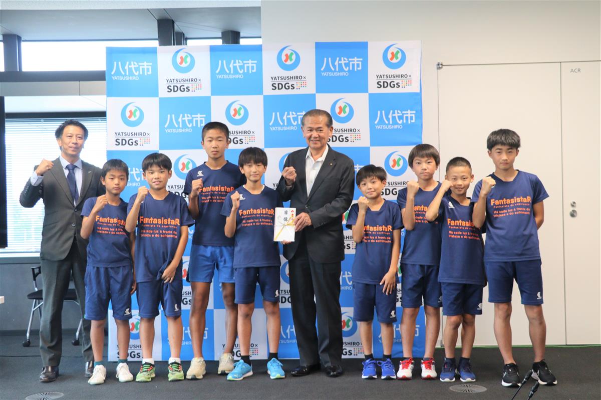 ▲中村市長と同クラブの選手・光永代表取締役の画像