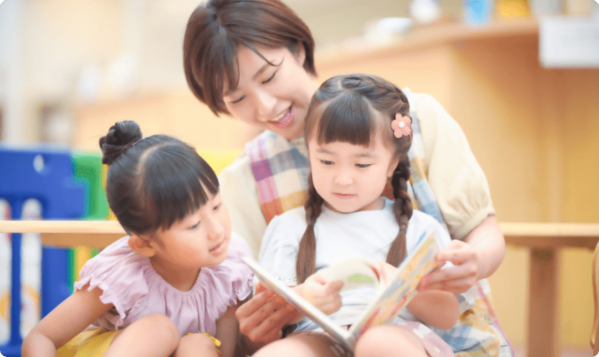 保育士と子どもの写真