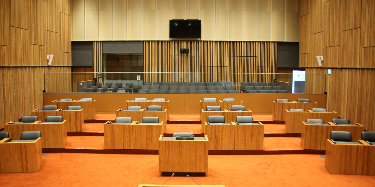 議長席からの全景