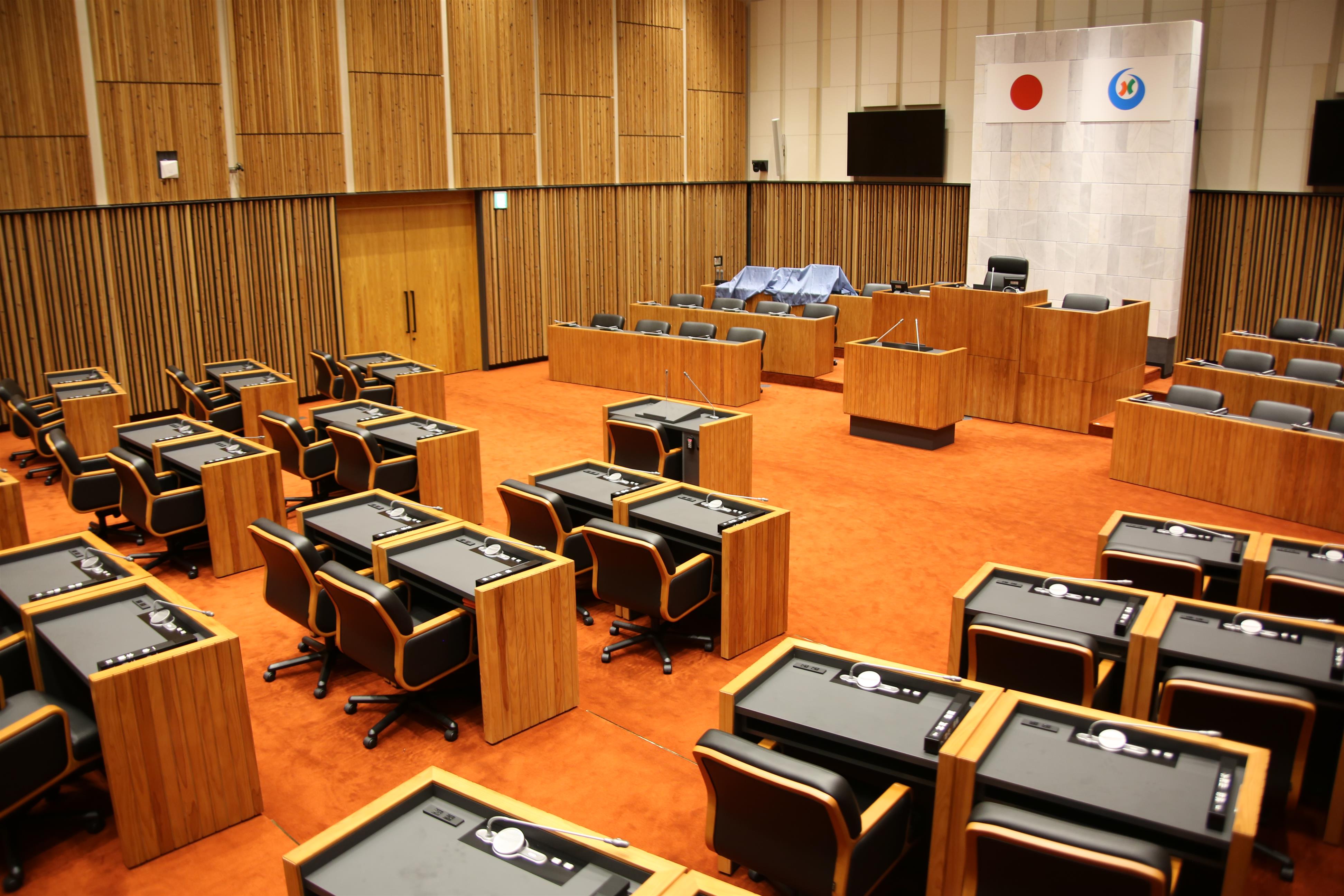 「議員席後方全景」