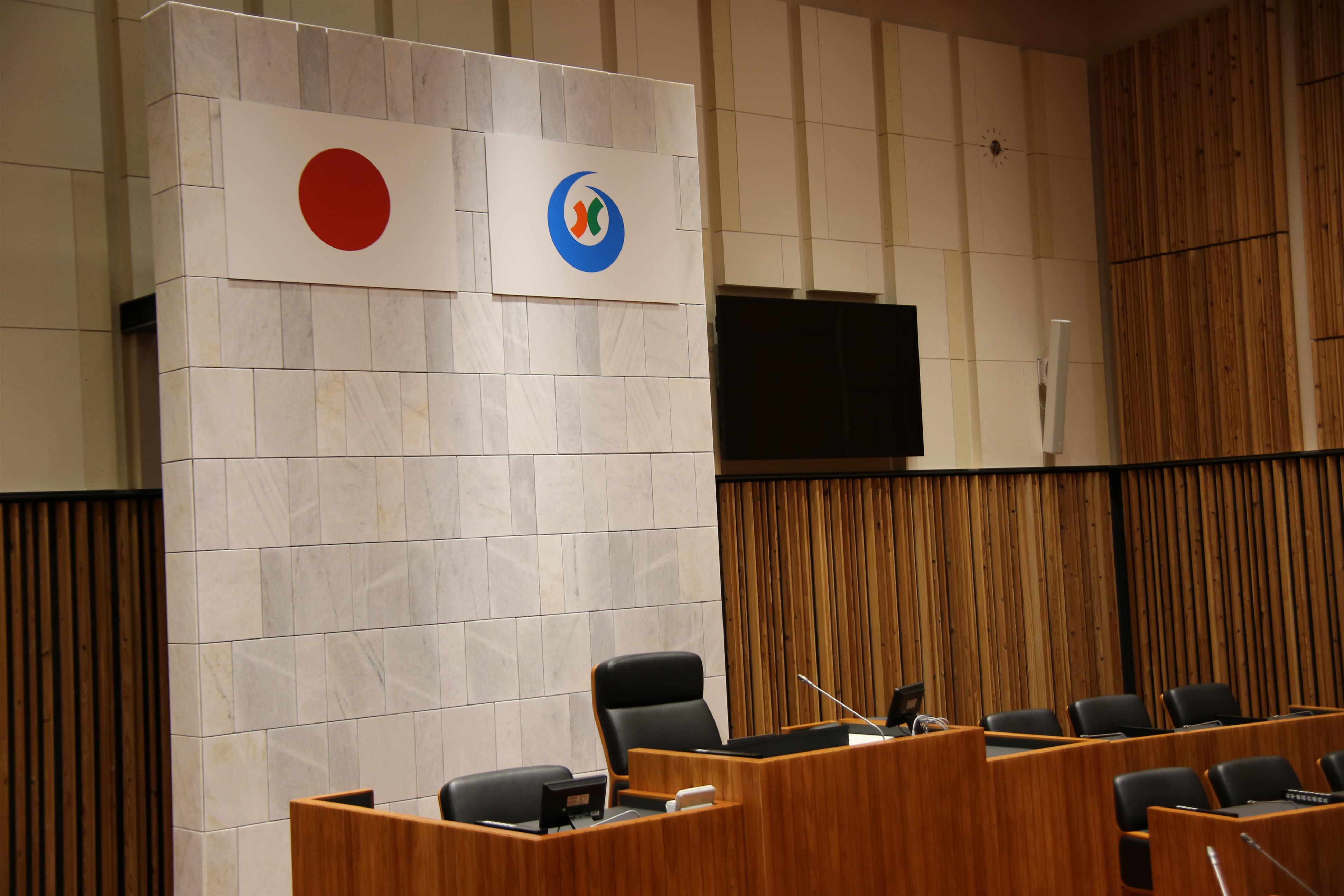 「議長席後方（石灰岩）」