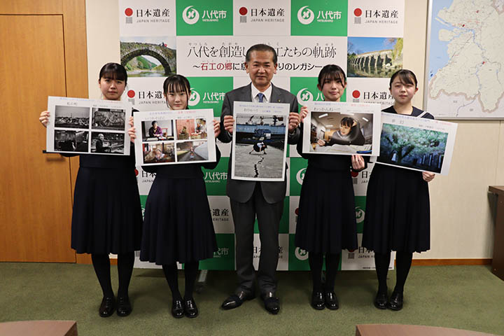 左から内田さん、山下夢生(いぶき)さん、中村市長、山田かりんさん、川野慈月(しづき)さん