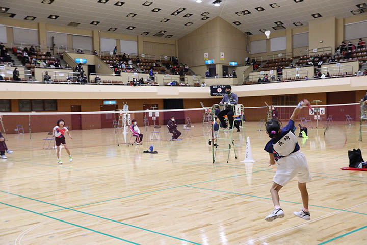 決勝戦で熱戦を繰り広げる選手ら