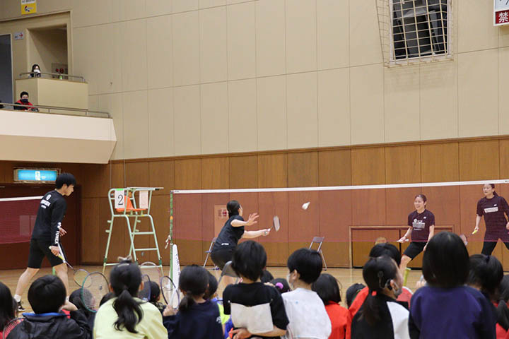 株式会社再春館製薬所の選手・コーチと一緒に練習