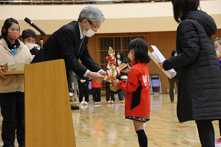 3位までの選手に表彰状とトロフィー、記念品などが贈られました