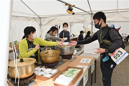 フグ汁などでランナーをおもてなし
