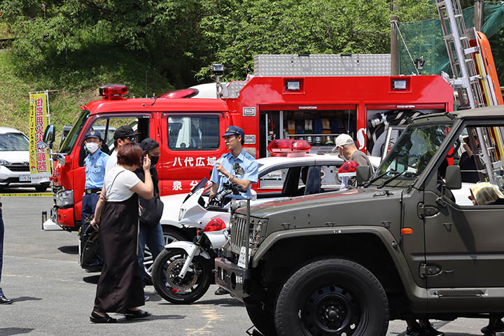 消防車や救急車、パトカー、自衛隊車両などの展示