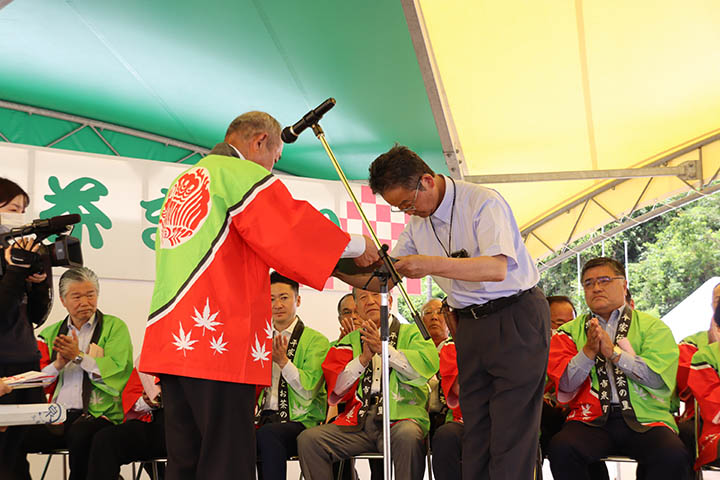 松永会長から賞状を受け取る谷口さん