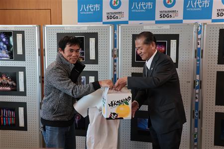 徳富さんに記念品を贈呈する中村市長