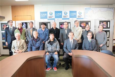 入賞した皆さんと関係者ら