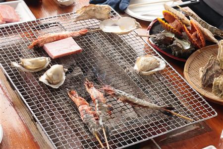新鮮なカキのほか、エビやヒオウギ貝など楽しむことができます
