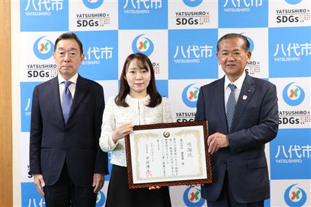 左から、田中穂積会長、田中あや代表取締役社長、中村市長