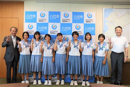▲選手らと中村市長（左）、中教育長（右）