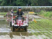 西山さん田植え８