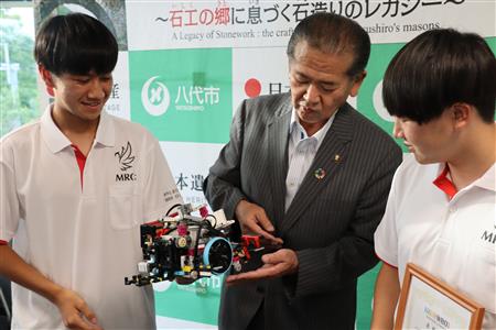競技用ロボットの動きに中村市長も興味津々