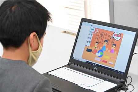 入賞作品を体験する来場者