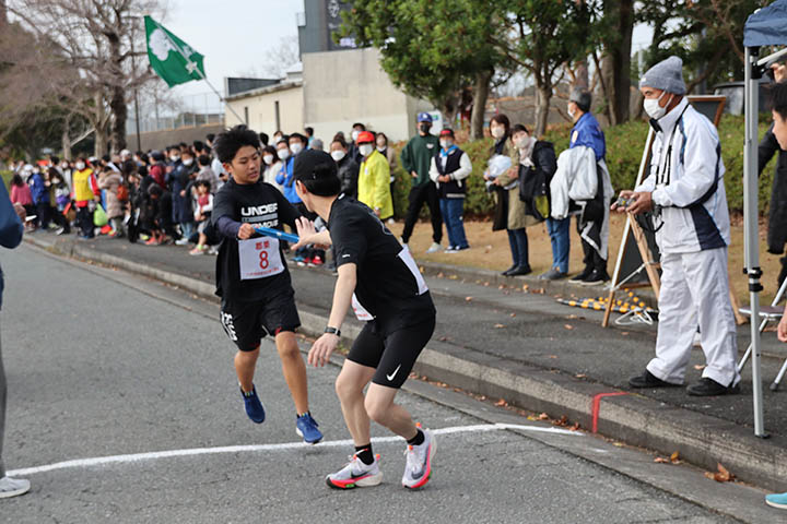 第2中継所でのタスキ渡し